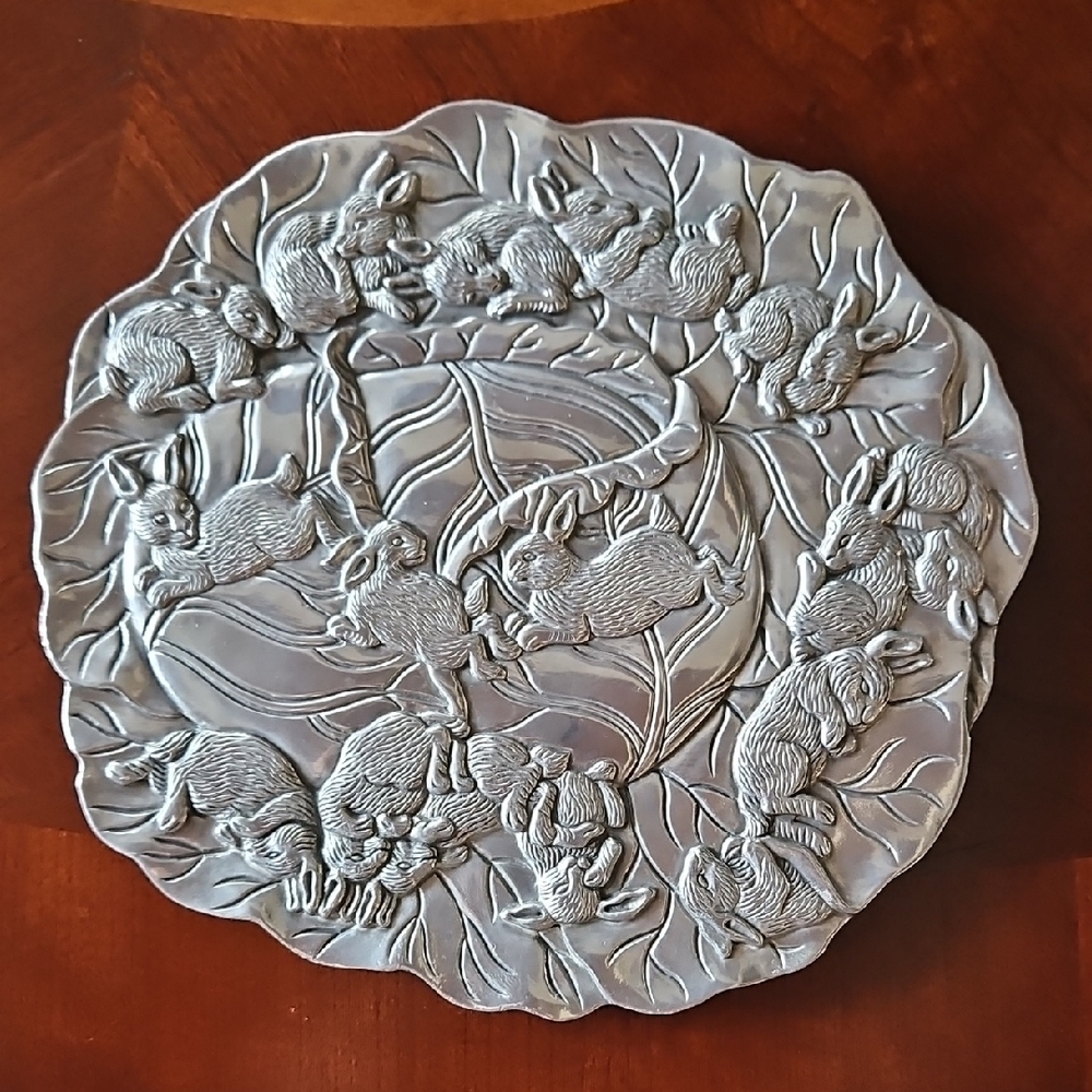 VTG 1990 Arthur Court Aluminum Trivet/Wall Hanging with Playful Bunny Rabbits